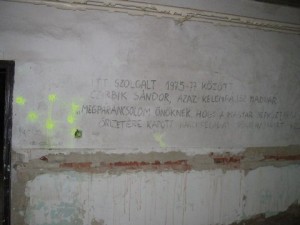 Maduár kézjegye a kőszegi laktanya falán Maduár kézjegye a kőszegi laktanya falán