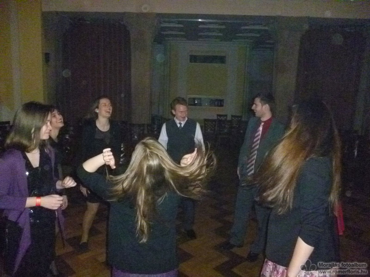 A díszteremben folyton szólt a zene