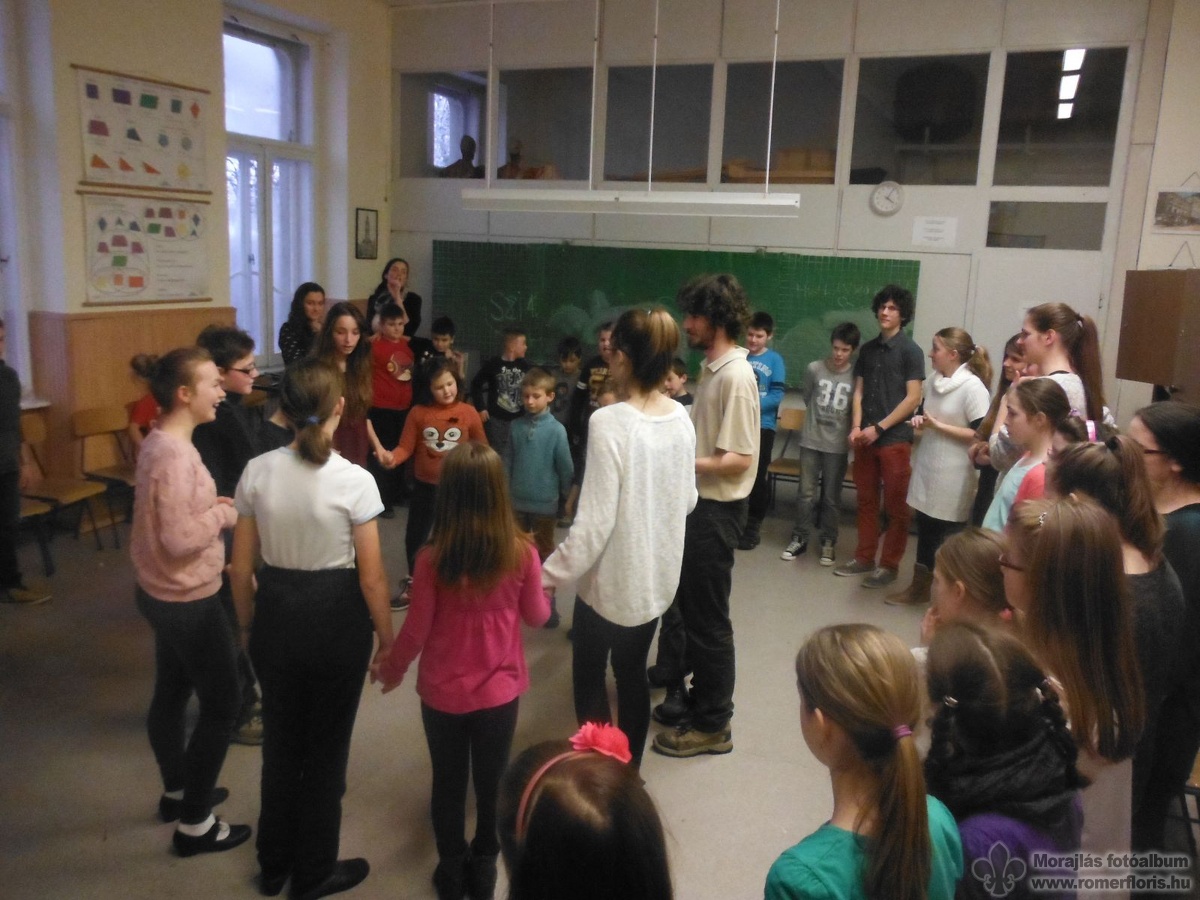 Peti, Marcsi és Zsófi tanított moldvai táncokat