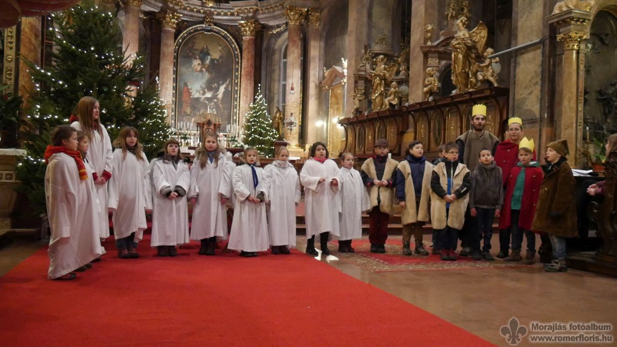 Közösen énekelnek a szereplők