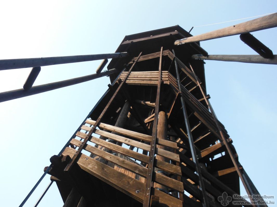 A Várhely-kilátó alulnézetből