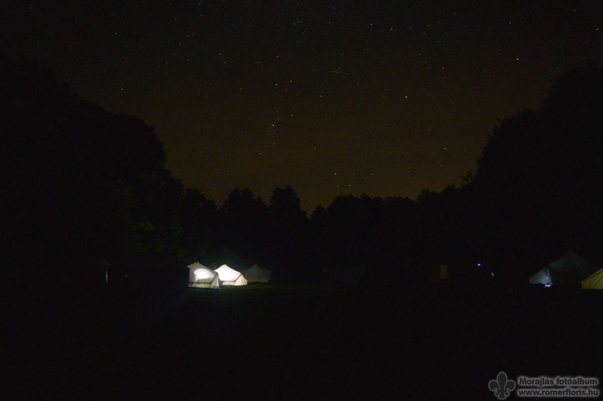 Tábor az éjszakában