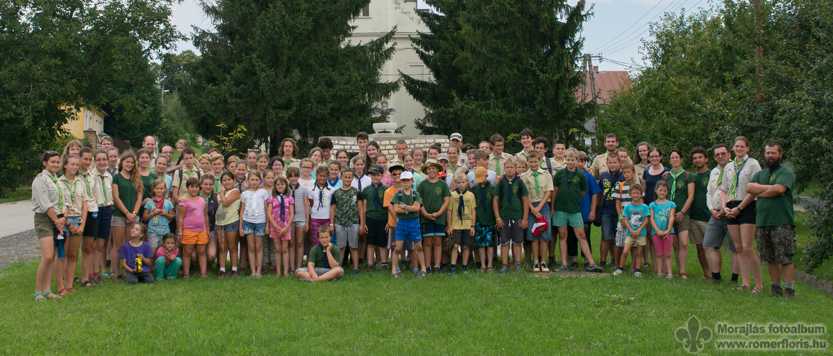 Csoportkép a templomnál