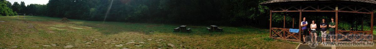 A leendő táborhelyünk az esőbeállóval