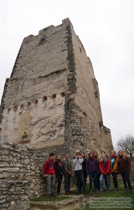 A lakótorony tövében