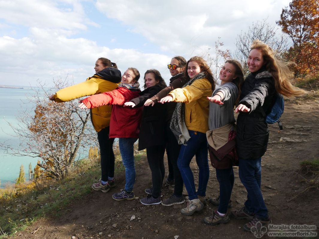 Lányok a parti szélben