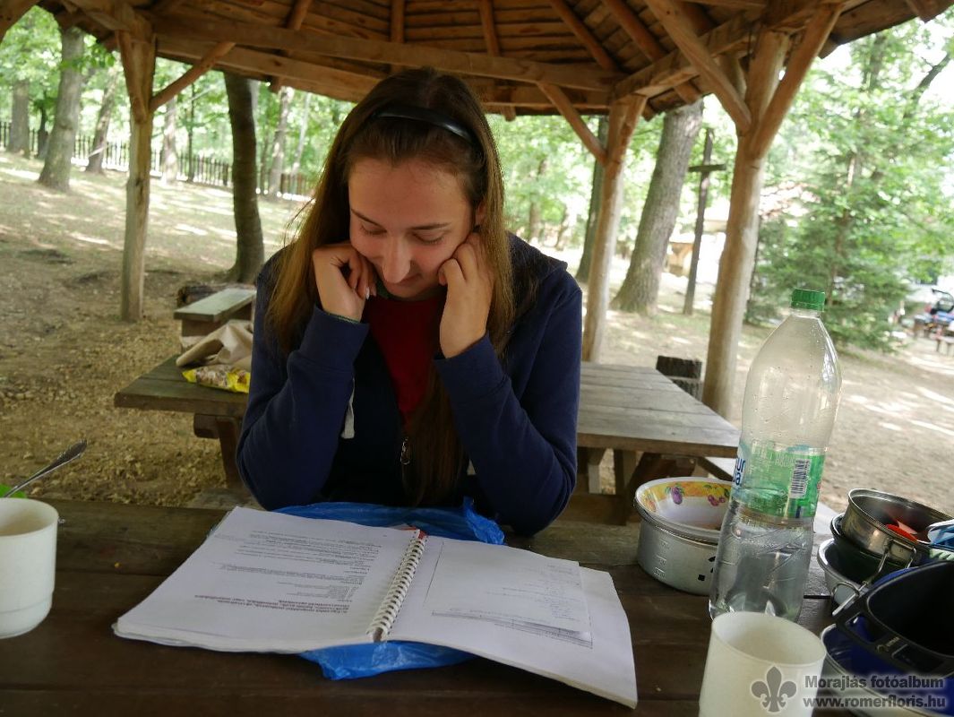 Kitti nagyon szorgalma (holnap érettségizik)