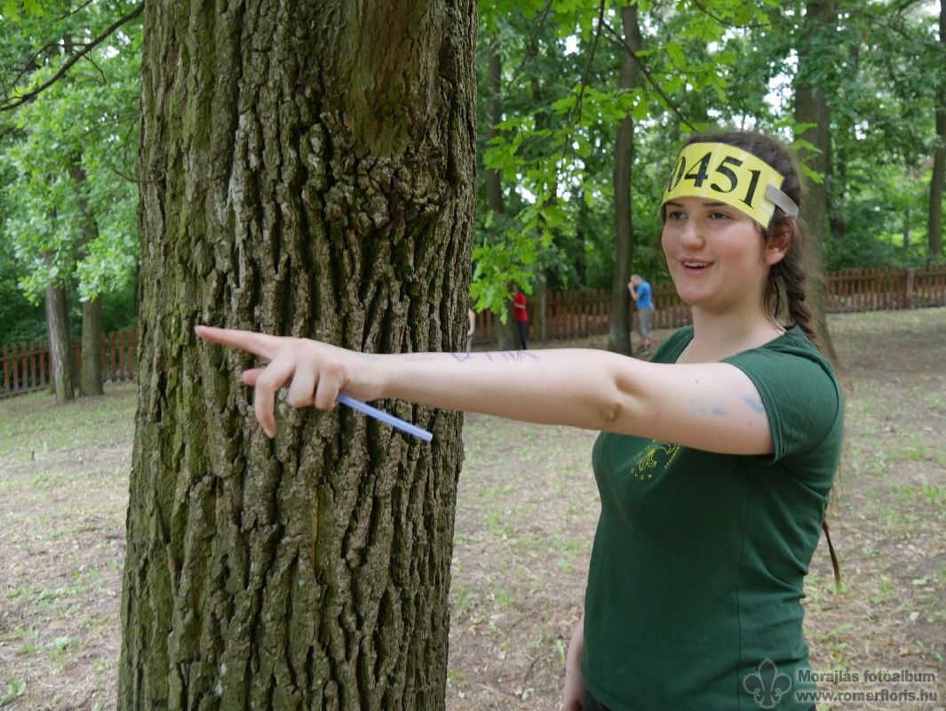 Emő épp leolvas valakit