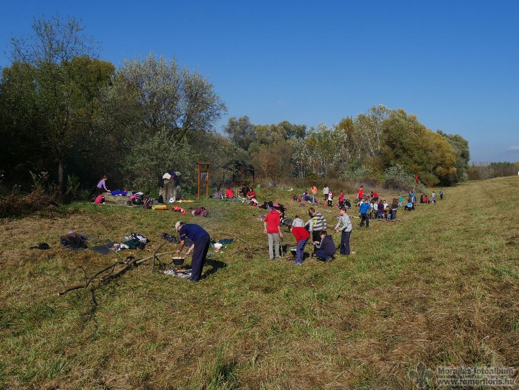 Kilenc bográcsban fő az étel