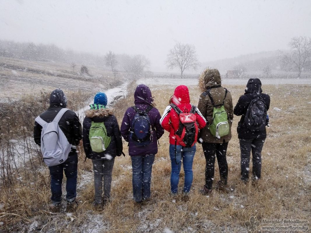 Csoportkép hóesésben